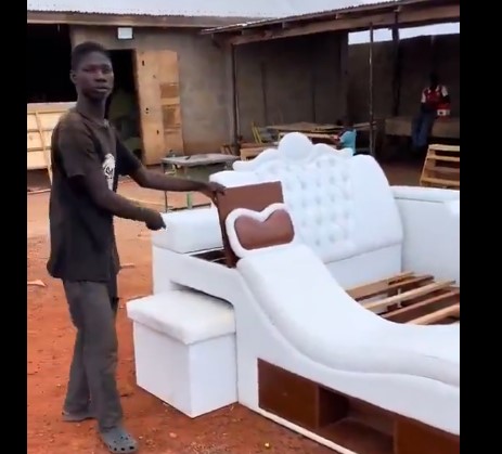 צעיר מאפריקה מייצר ריהוט עתידני והתוצאה מפתיעה